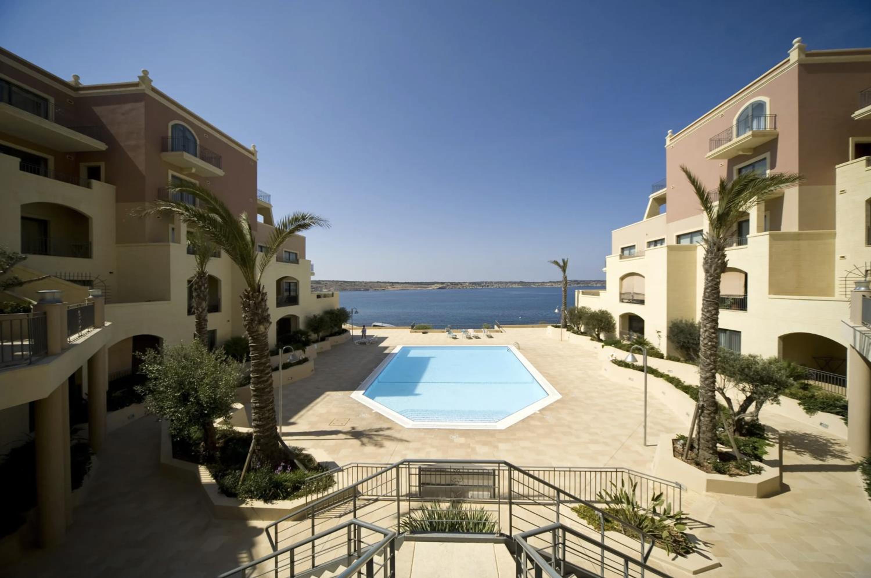 Luxury Seaview & Pool-Hosted by Sweetstay view 3