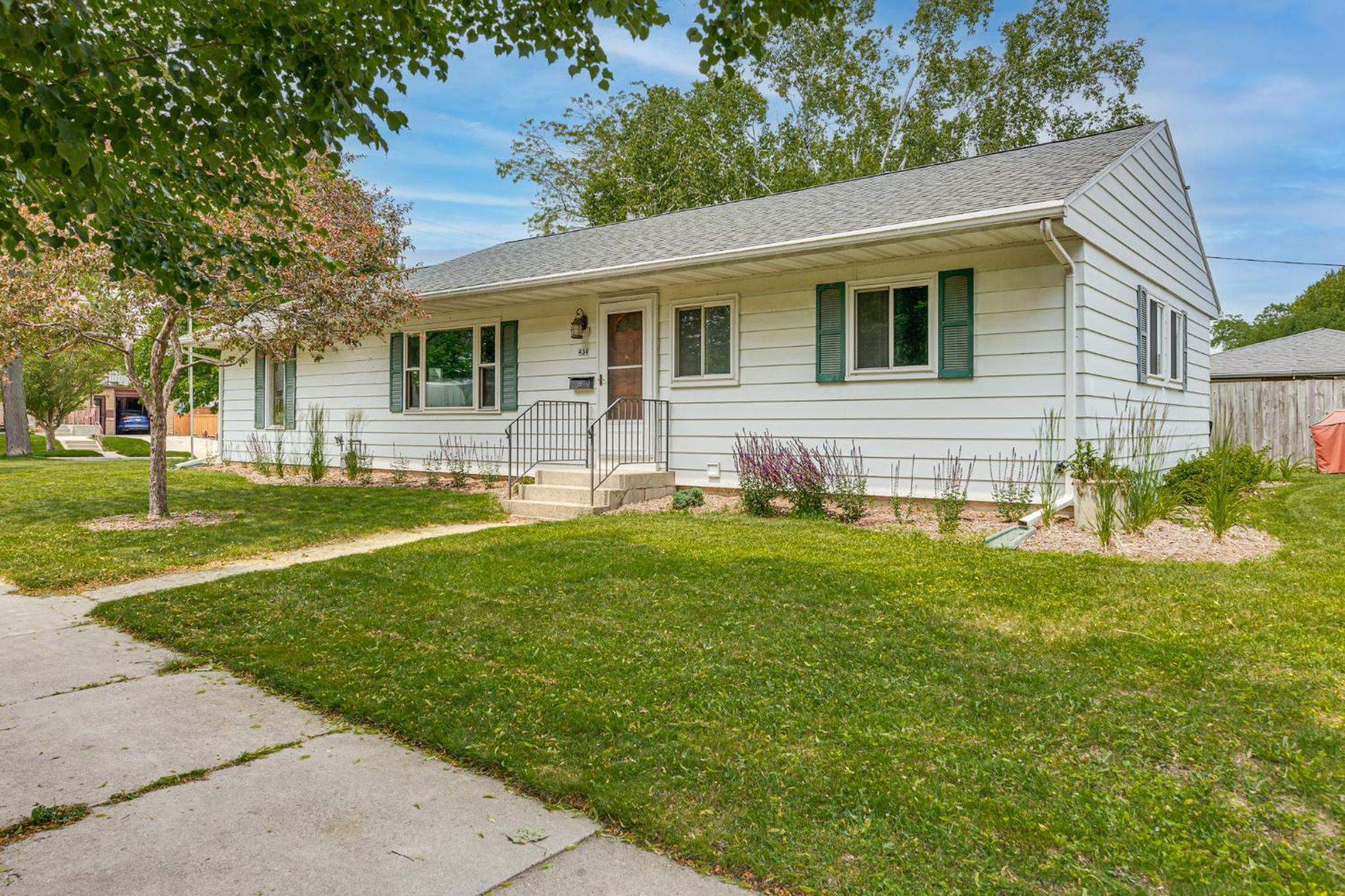 Beautiful 3BR Home Near Lake MI view 2