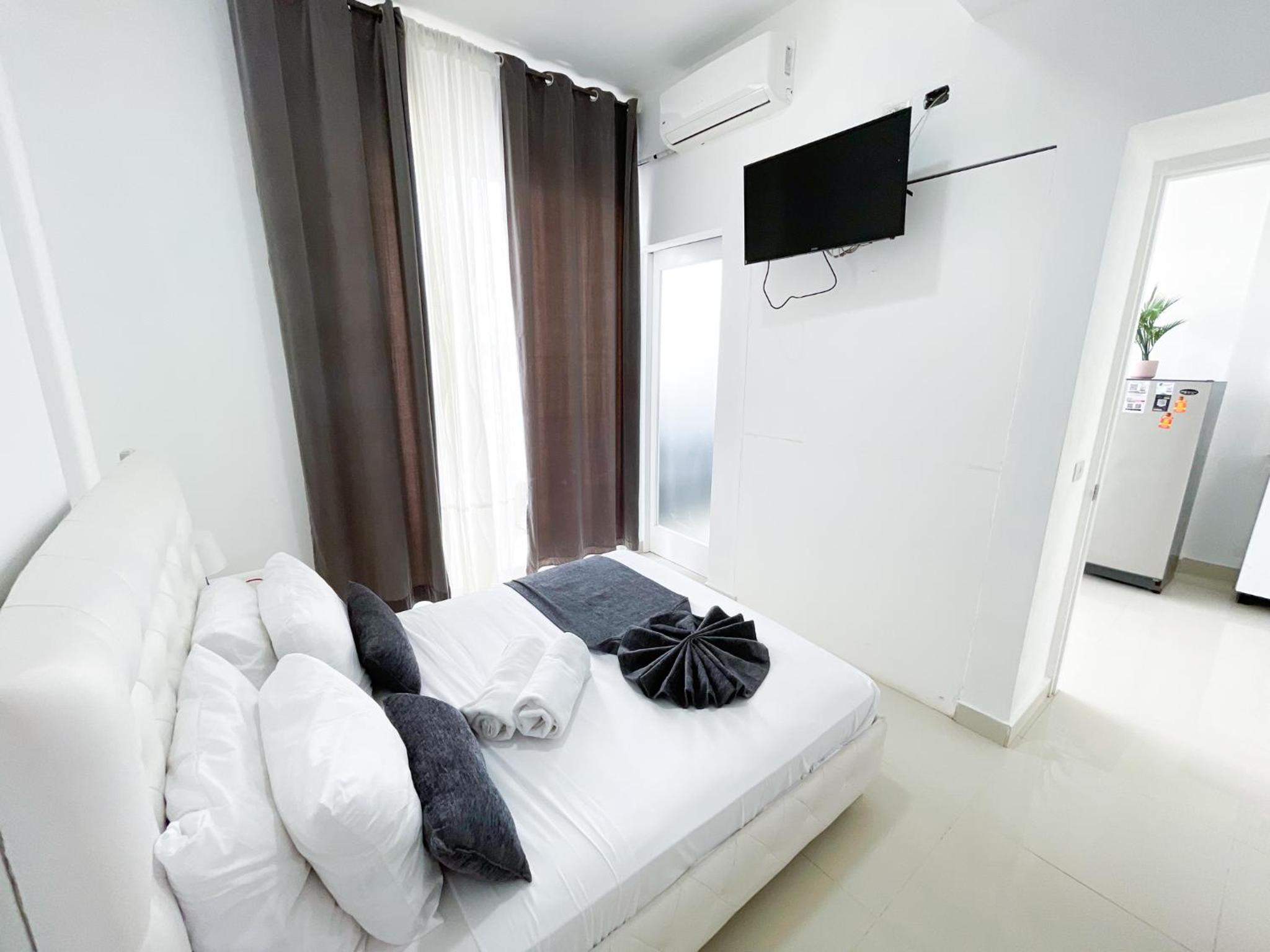 apartment with ac and wifi pool on the roof city center view 4
