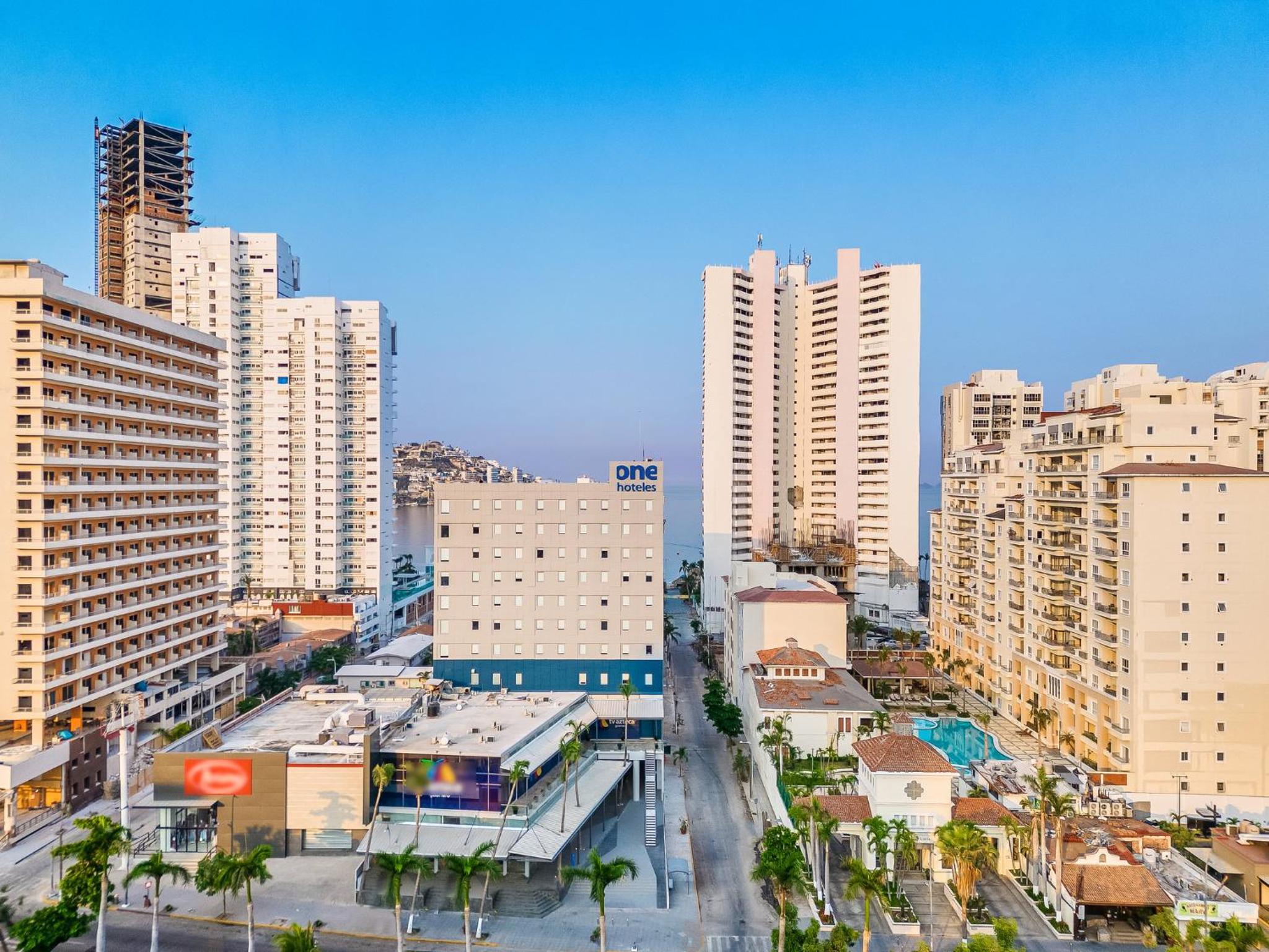 Hotel One Acapulco Costera - Image 1