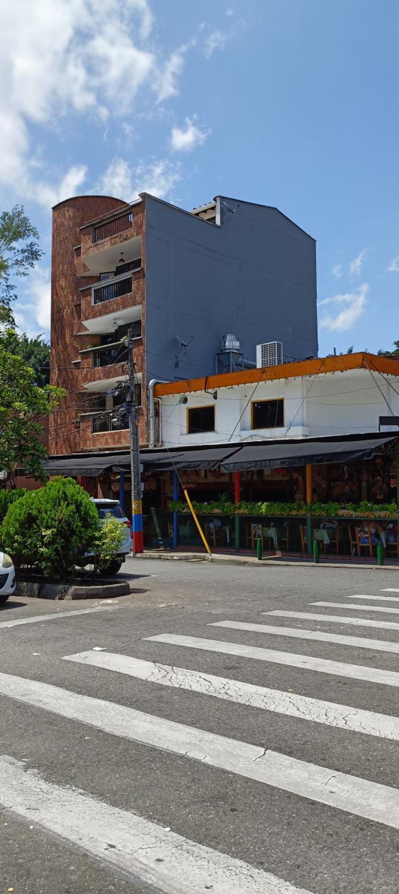 cool de laureles Medellín