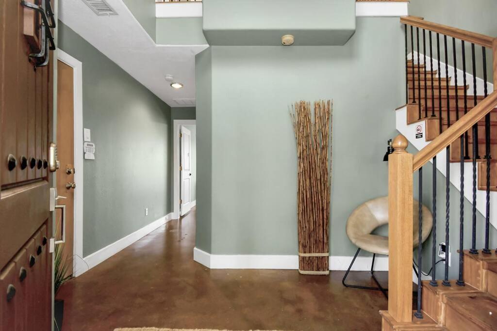 2bd Townhouse with Houston's city skyline view view 3