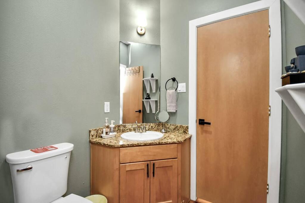 2bd Townhouse with Houston's city skyline view view 5