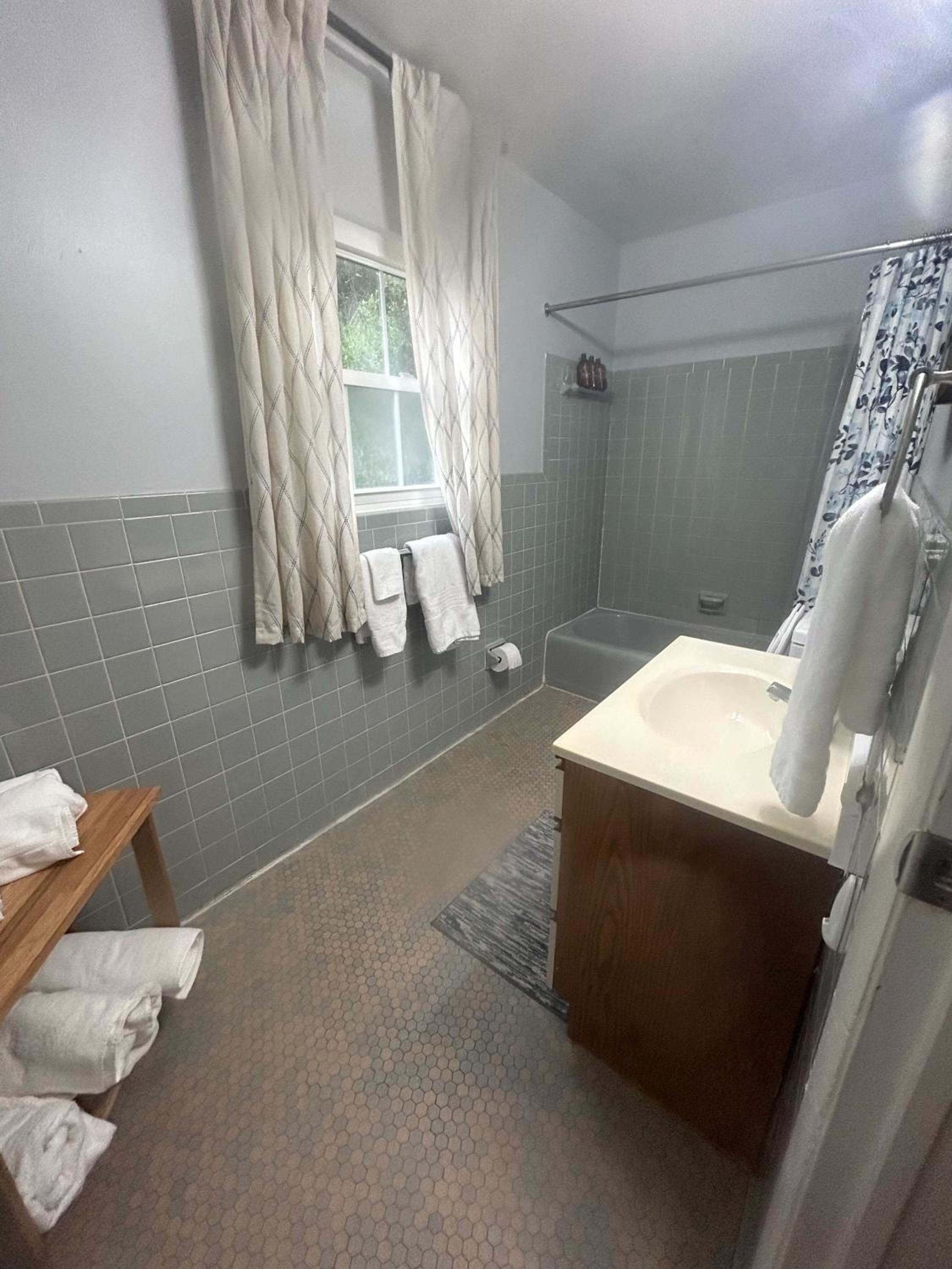 Private Pool & Yard Mins to Dining & University view 5