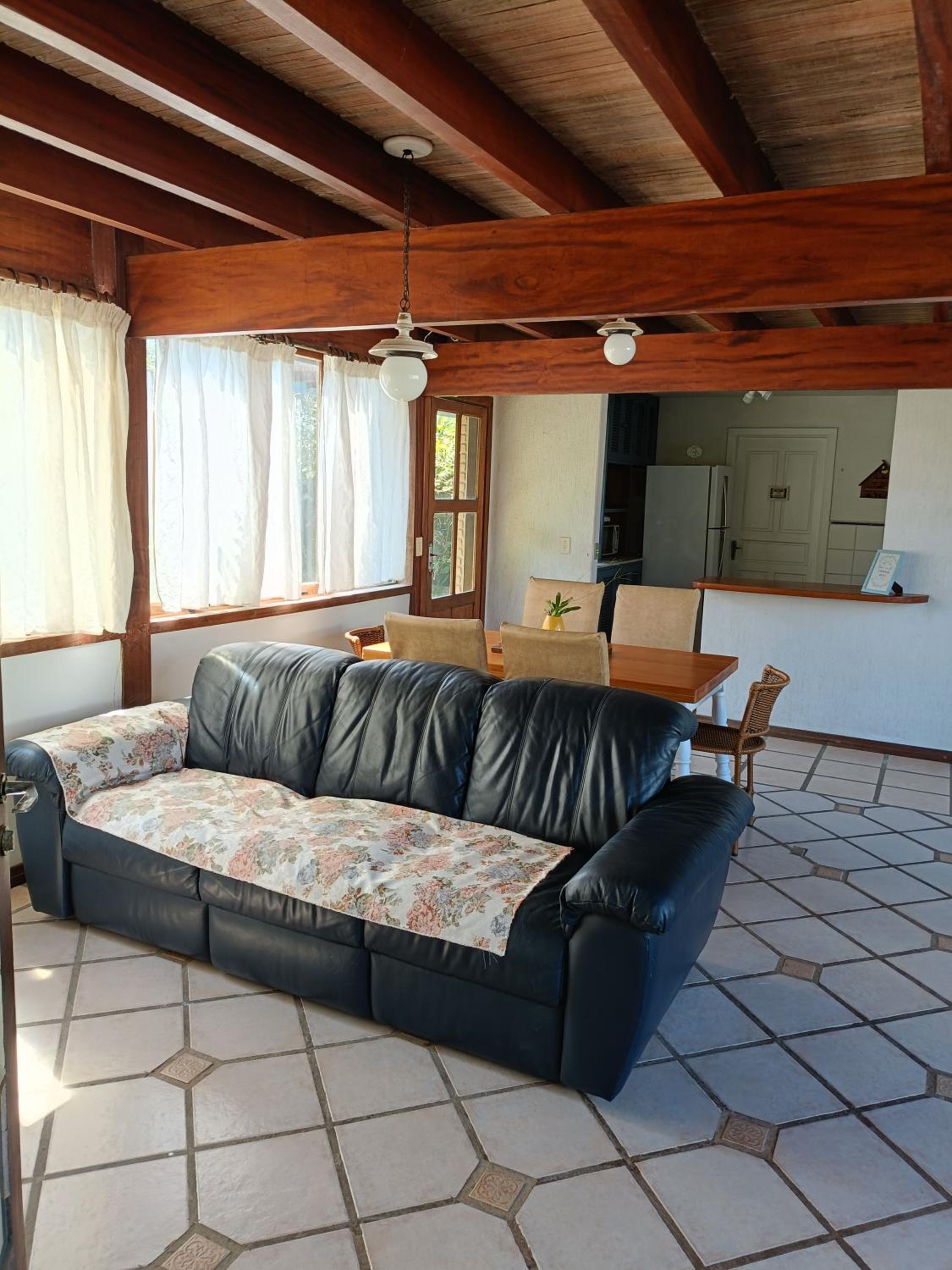 Casa com piscina a 150m da Praia do Lázaro