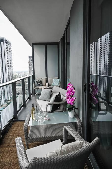 Miami Sky Luxury 27th Floor, Waterfront Balcony, Panoramic View & City Lights , Resort Pool,Gym,Spa Restaurants