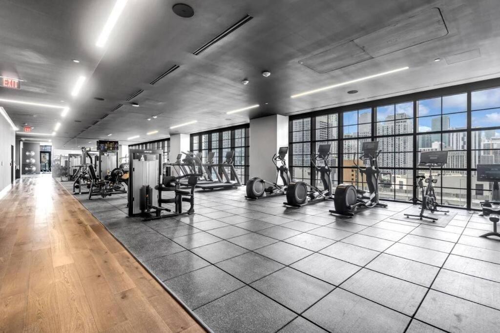 Miami Sky Luxury 27th Floor, Waterfront Balcony, Panoramic View & City Lights , Resort Pool,Gym,Spa Restaurants