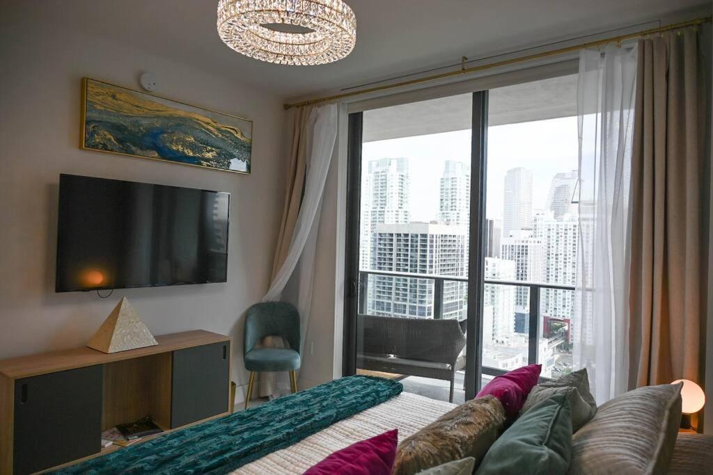 Miami Sky Luxury 27th Floor, Waterfront Balcony, Panoramic View & City Lights , Resort Pool,Gym,Spa Restaurants