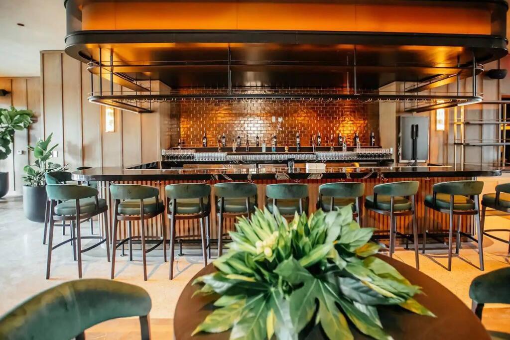 Miami Sky Luxury 27th Floor, Waterfront Balcony, Panoramic View & City Lights , Resort Pool,Gym,Spa Restaurants