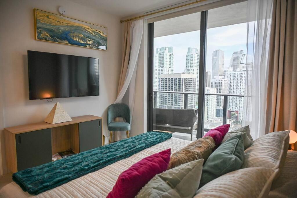 Miami Sky Luxury 27th Floor, Waterfront Balcony, Panoramic View & City Lights , Resort Pool,Gym,Spa Restaurants
