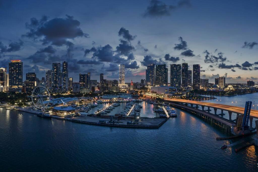 Miami Sky Luxury 27th Floor, Waterfront Balcony, Panoramic View & City Lights , Resort Pool,Gym,Spa Restaurants