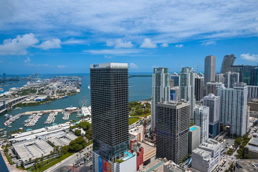 Miami Sky Luxury 27th Floor, Waterfront Balcony, Panoramic View & City Lights , Resort Pool,Gym,Spa Restaurants