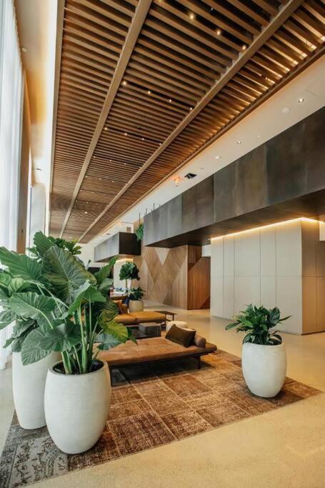 Miami Sky Luxury 27th Floor, Waterfront Balcony, Panoramic View & City Lights , Resort Pool,Gym,Spa Restaurants