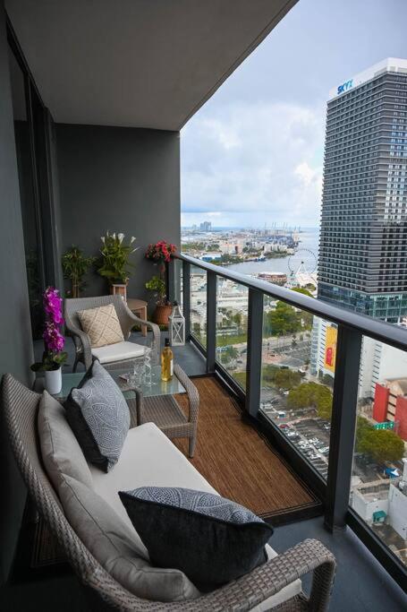 Miami Sky Luxury 27th Floor, Waterfront Balcony, Panoramic View & City Lights , Resort Pool,Gym,Spa Restaurants