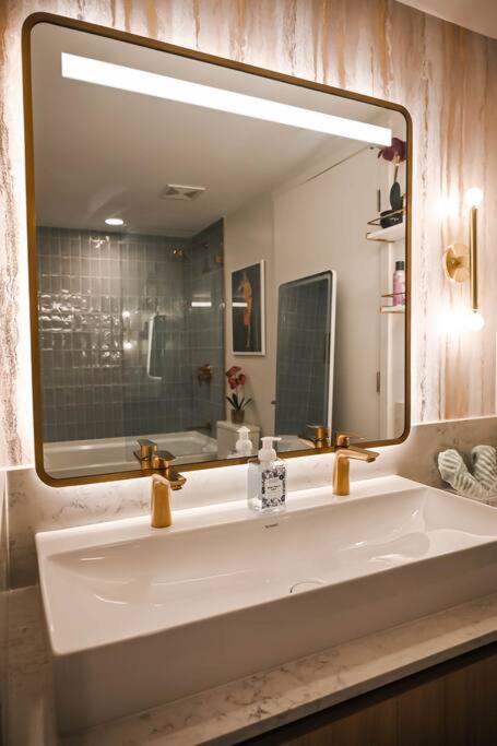 Miami Sky Luxury 27th Floor, Waterfront Balcony, Panoramic View & City Lights , Resort Pool,Gym,Spa Restaurants