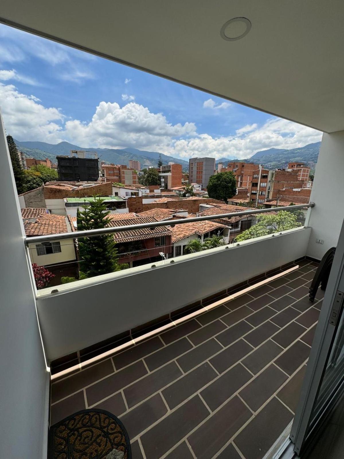 Modern 3 Bedroom Apartment with balcony