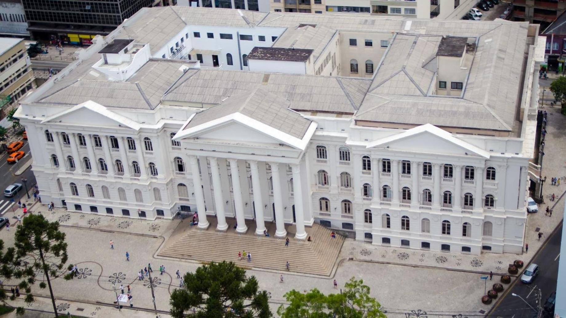 Ed St Thomas | No melhor local do centro de Curitiba | Gonzaga Stays