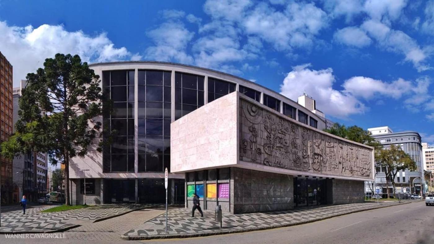 Ed St Thomas | No melhor local do centro de Curitiba | Gonzaga Stays