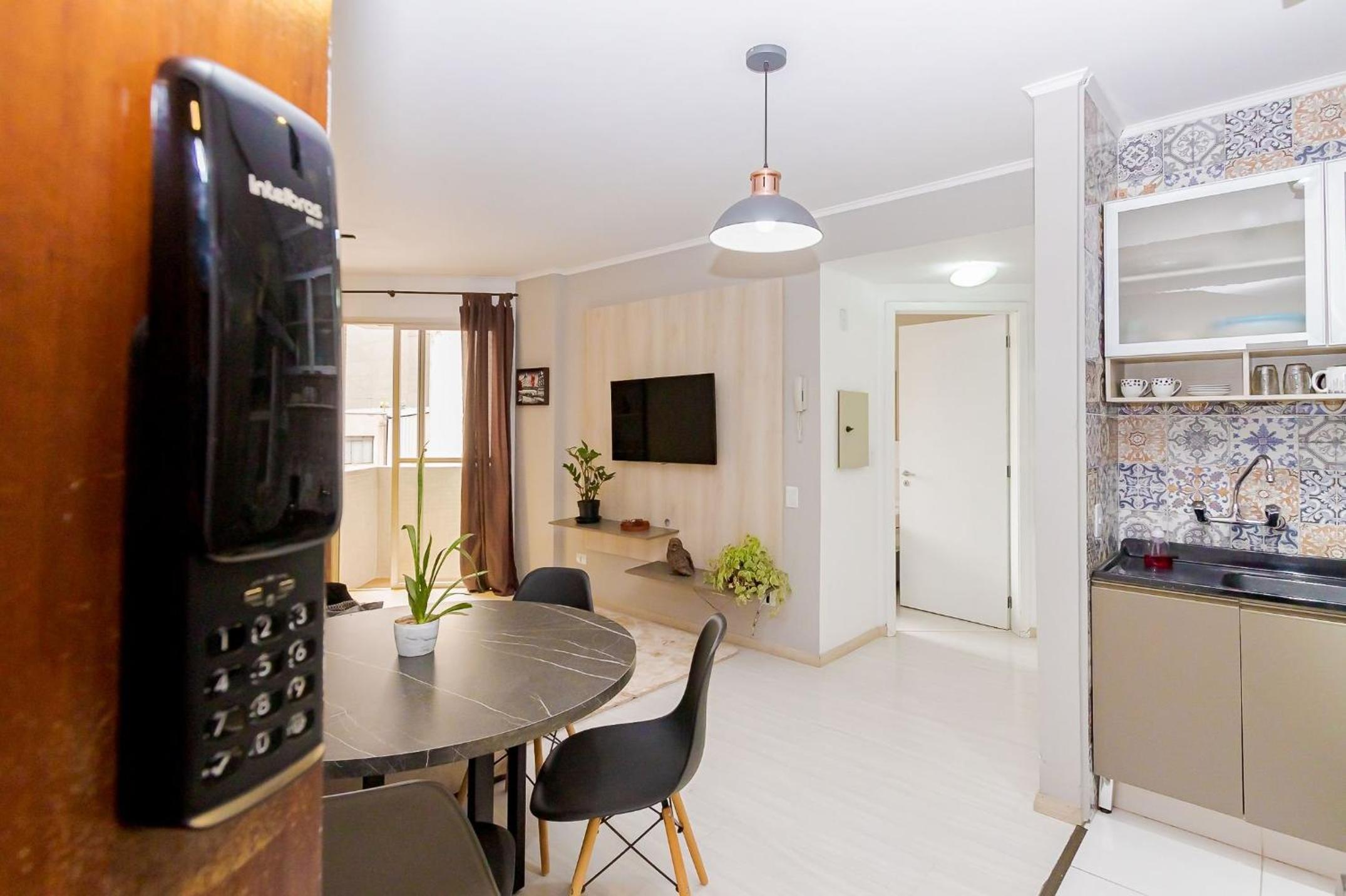 Ed St Thomas | No melhor local do centro de Curitiba | Gonzaga Stays