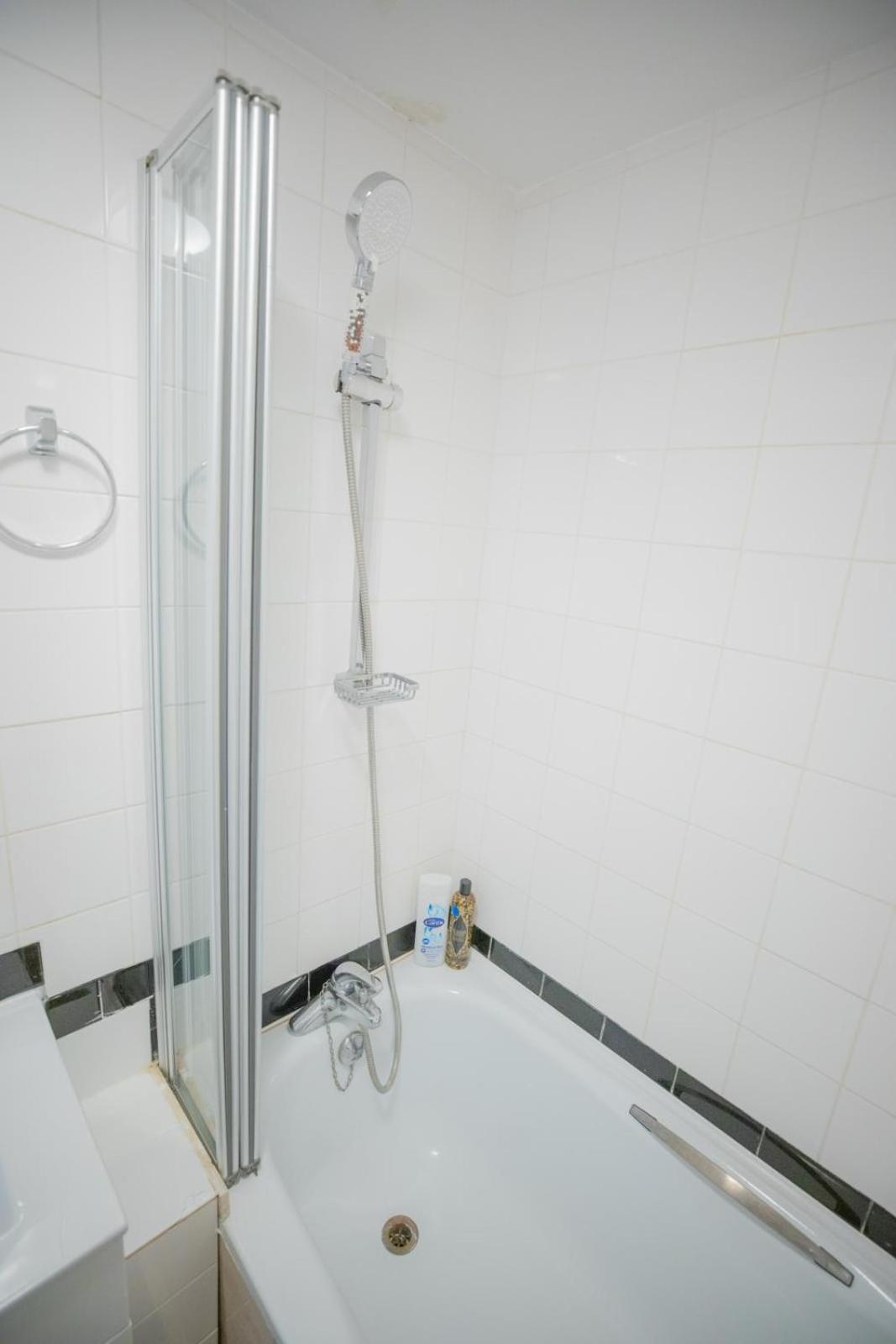 Cozy Two Bedroom at Chelsea Cloisters Hotel
