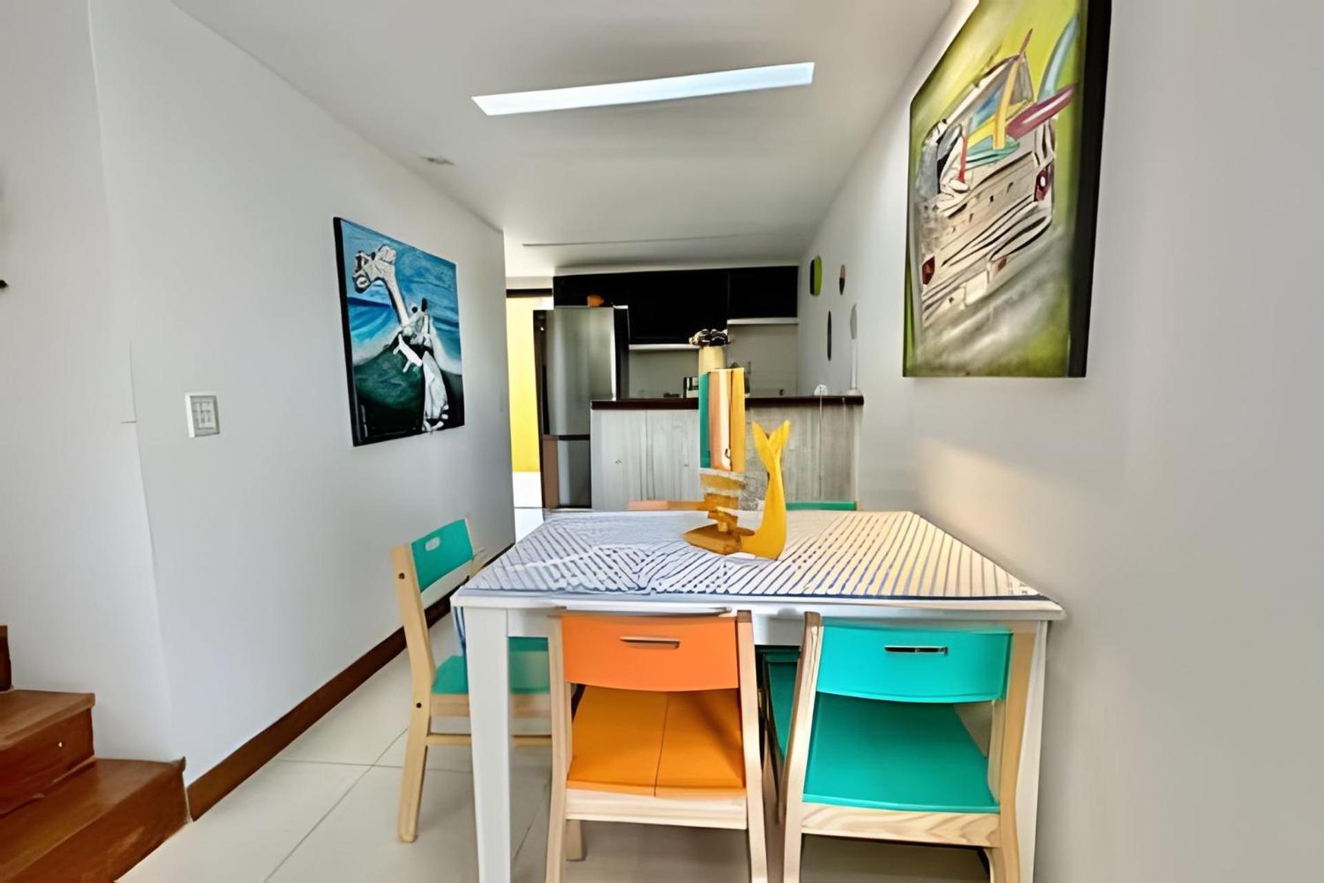 Duplex Pé na Areia, com área e churrasqueira privativata, Itacimirim-BA - Região Praia do Forte - Condomínio Fechado