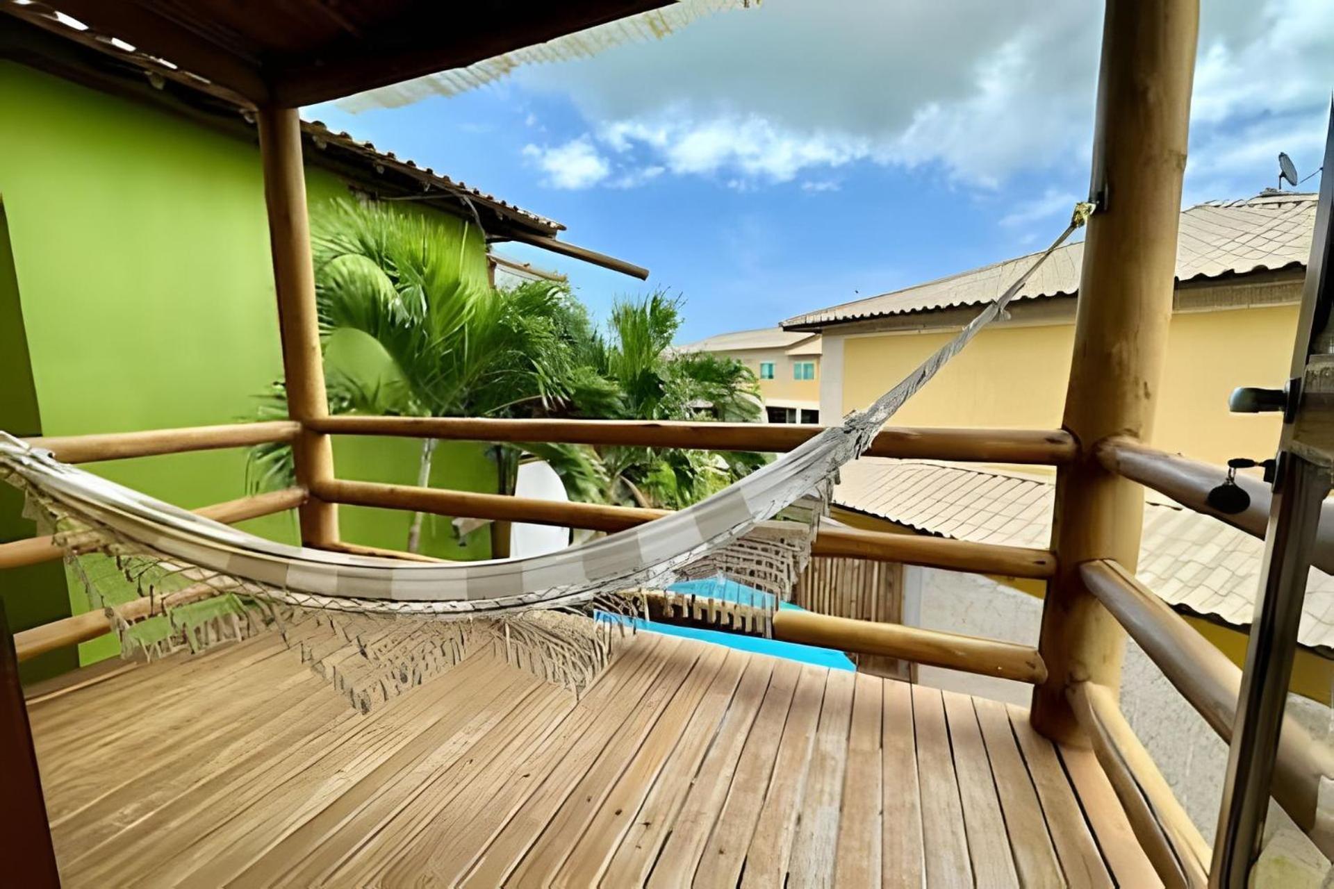 Duplex Pé na Areia, com área e churrasqueira privativata, Itacimirim-BA - Região Praia do Forte - Condomínio Fechado