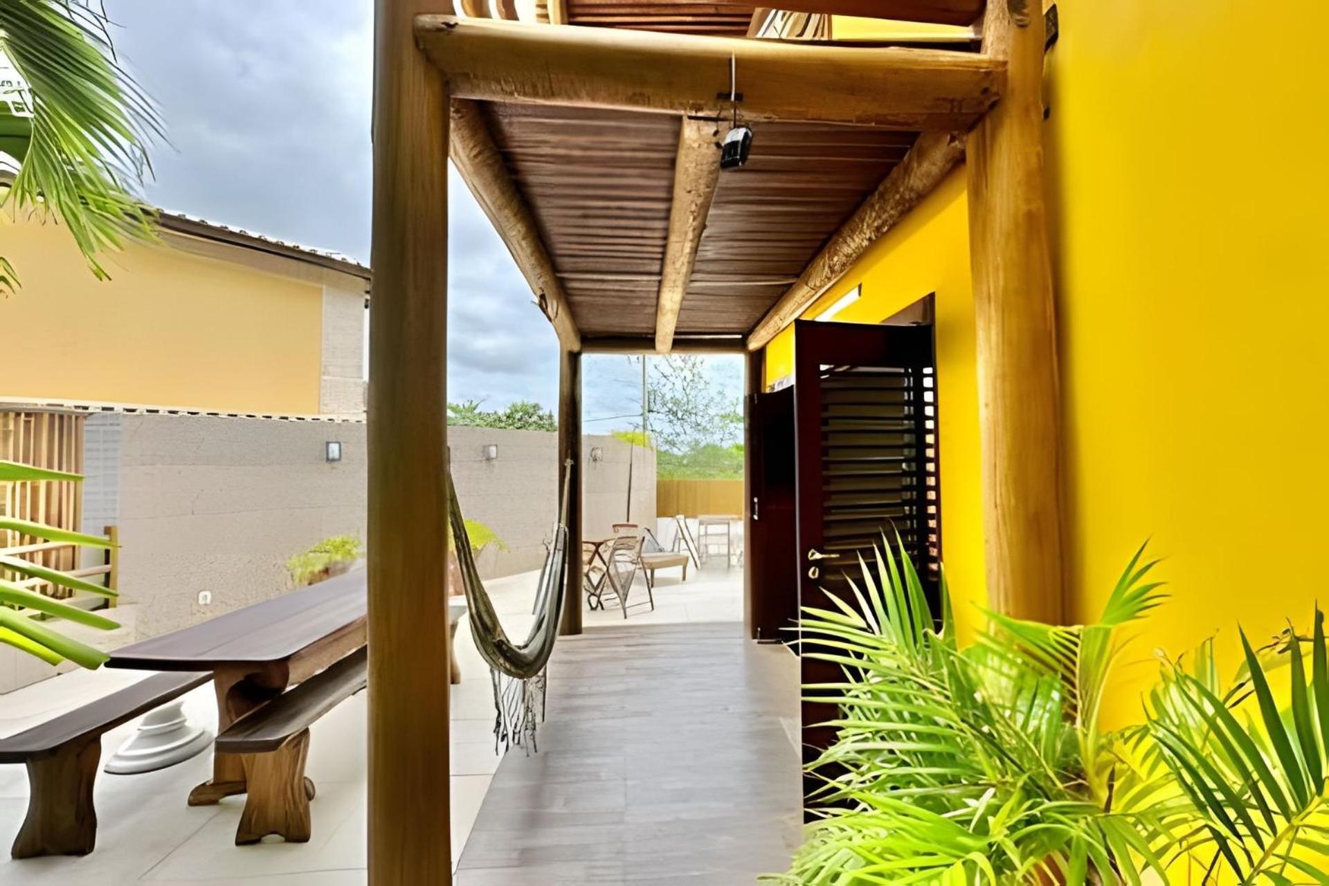 Duplex Pé na Areia, com área e churrasqueira privativata, Itacimirim-BA - Região Praia do Forte - Condomínio Fechado