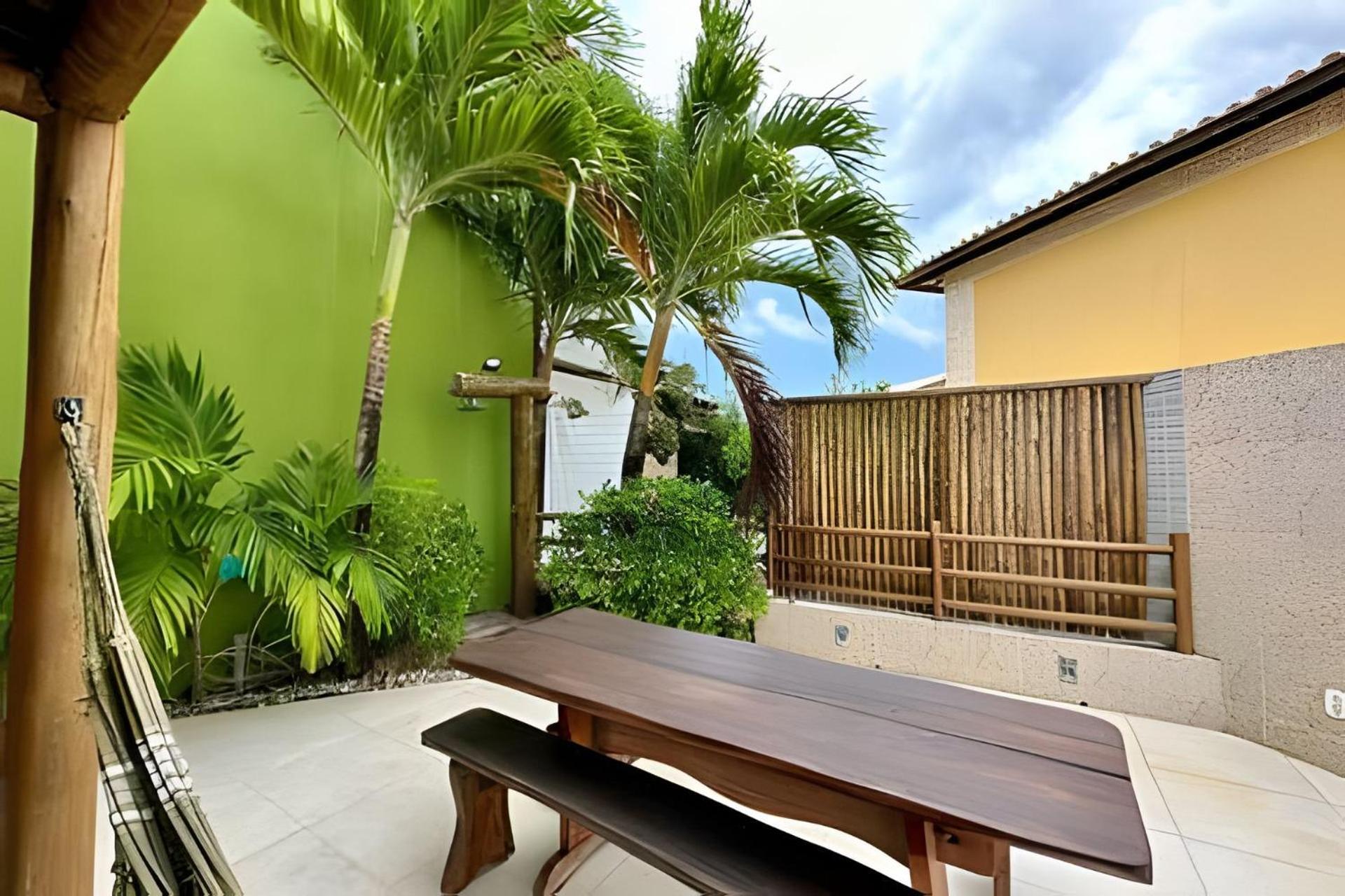 Duplex Pé na Areia, com área e churrasqueira privativata, Itacimirim-BA - Região Praia do Forte - Condomínio Fechado