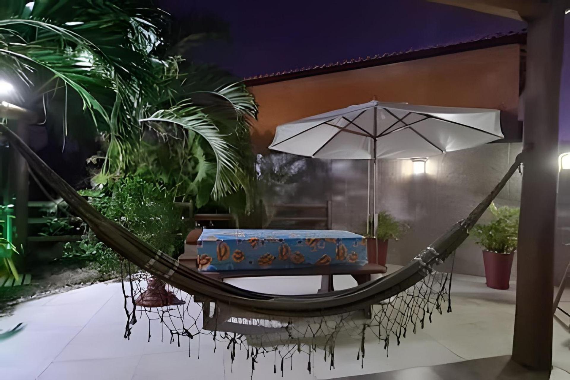 Duplex Pé na Areia, com área e churrasqueira privativata, Itacimirim-BA - Região Praia do Forte - Condomínio Fechado