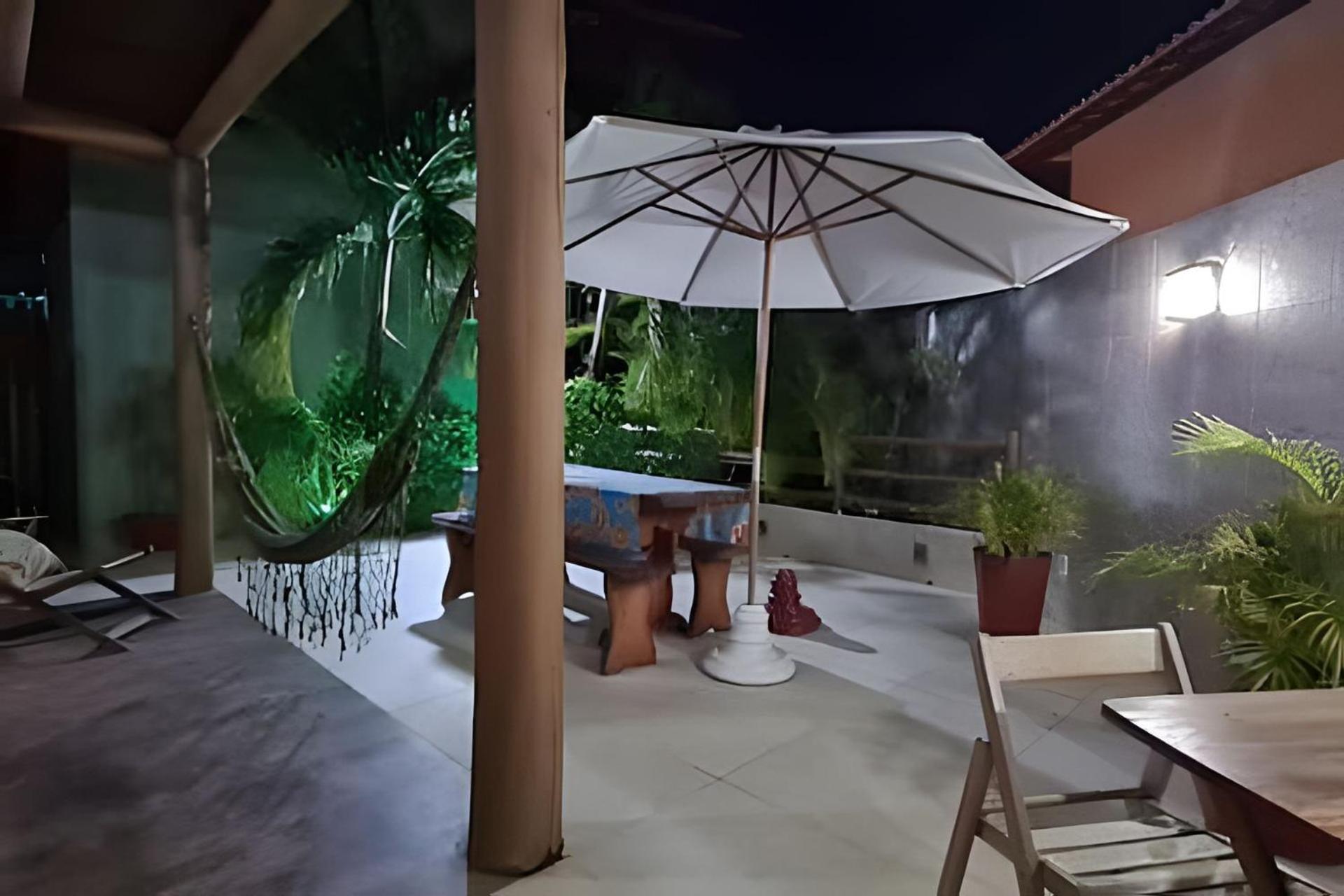 Duplex Pé na Areia, com área e churrasqueira privativata, Itacimirim-BA - Região Praia do Forte - Condomínio Fechado