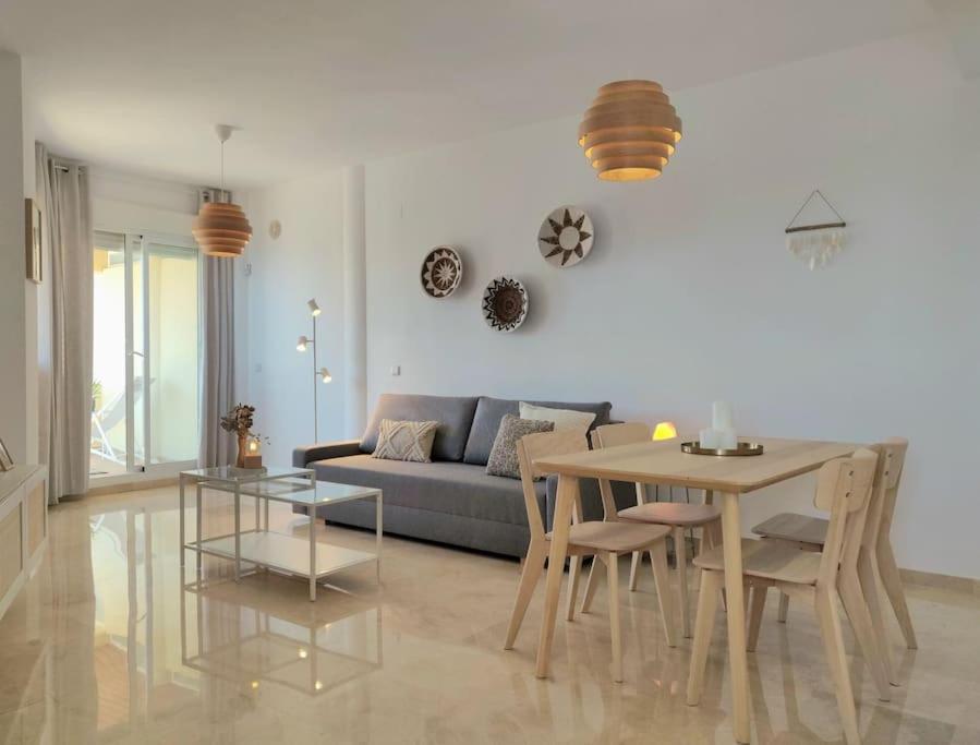 Apartamento moderno con vistas al mar, piscina & parking photo 4