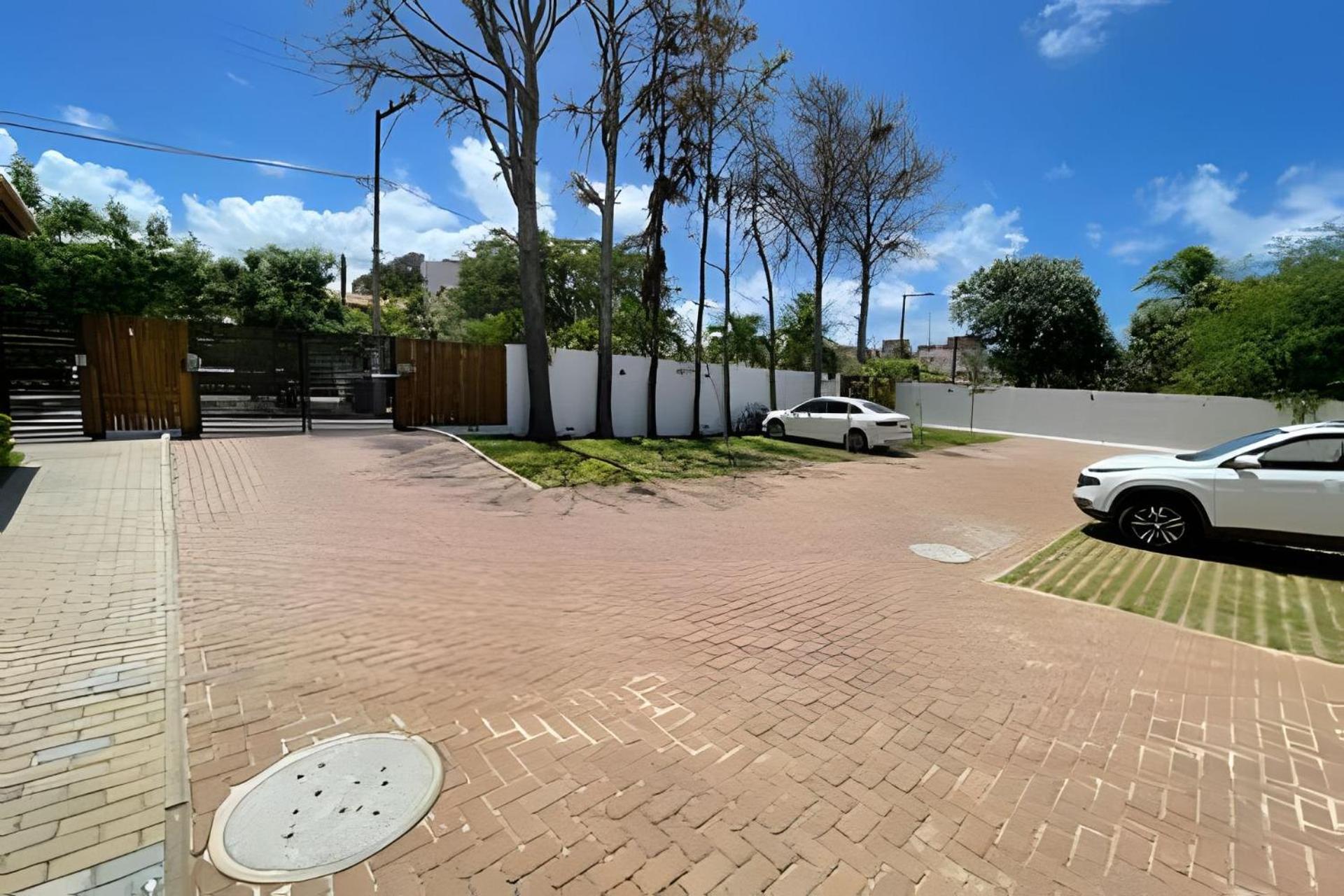 Imóvel Novo, 4 Quartos, Ar Condicionado em todos ambientes - Cond. Fechado - Guarajuba-BA