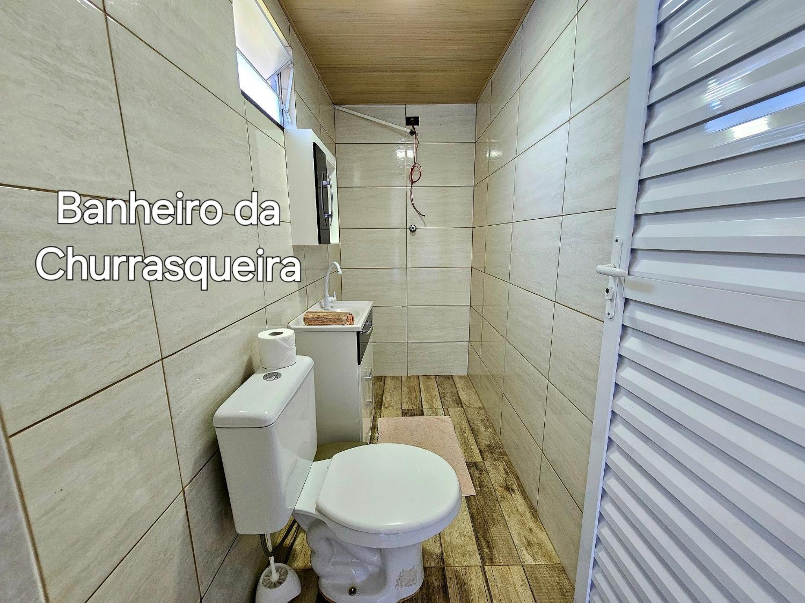 Casa Familiar Espaço Amplo com churrasqueira