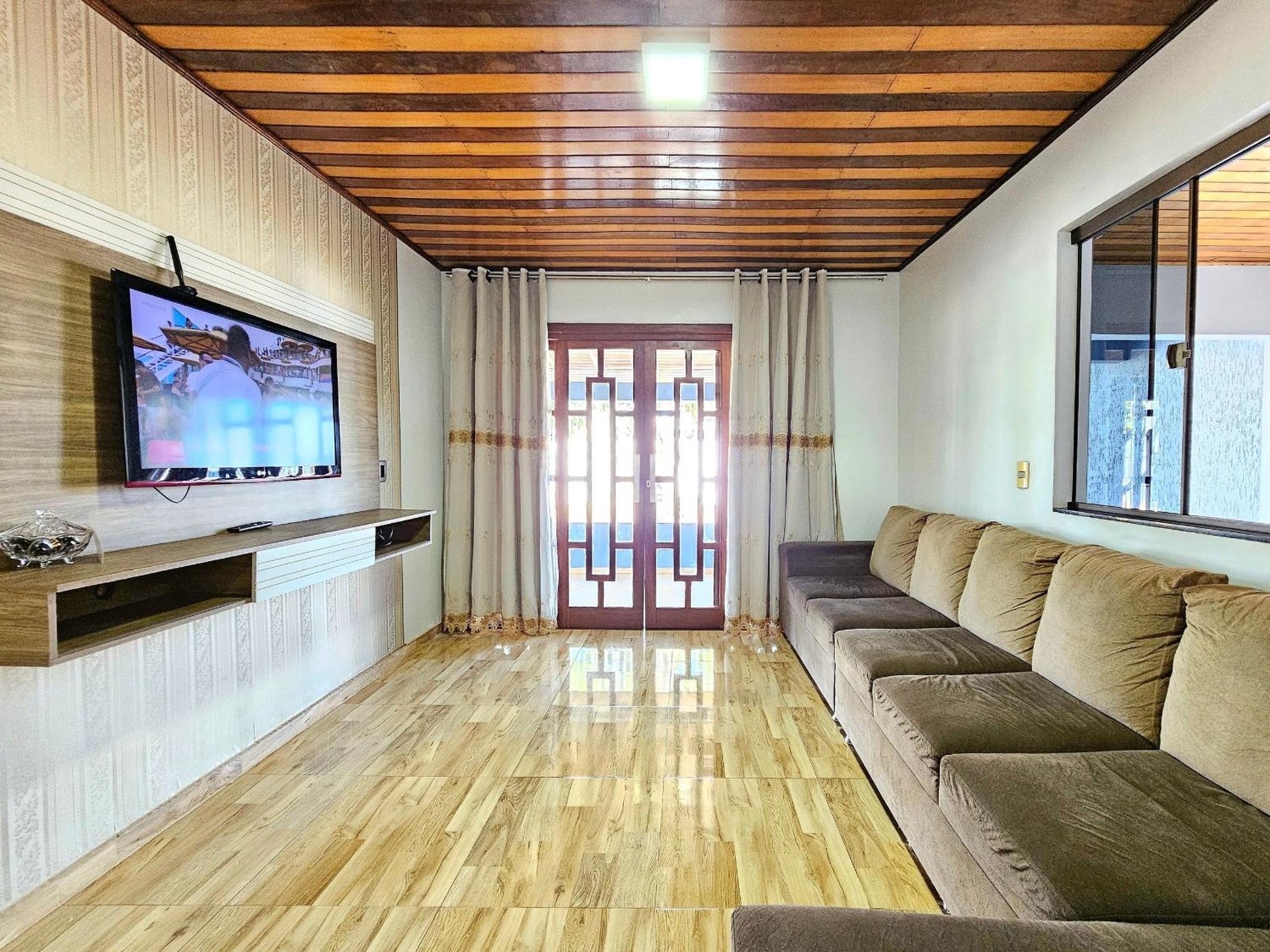 Casa Familiar Espaço Amplo com churrasqueira