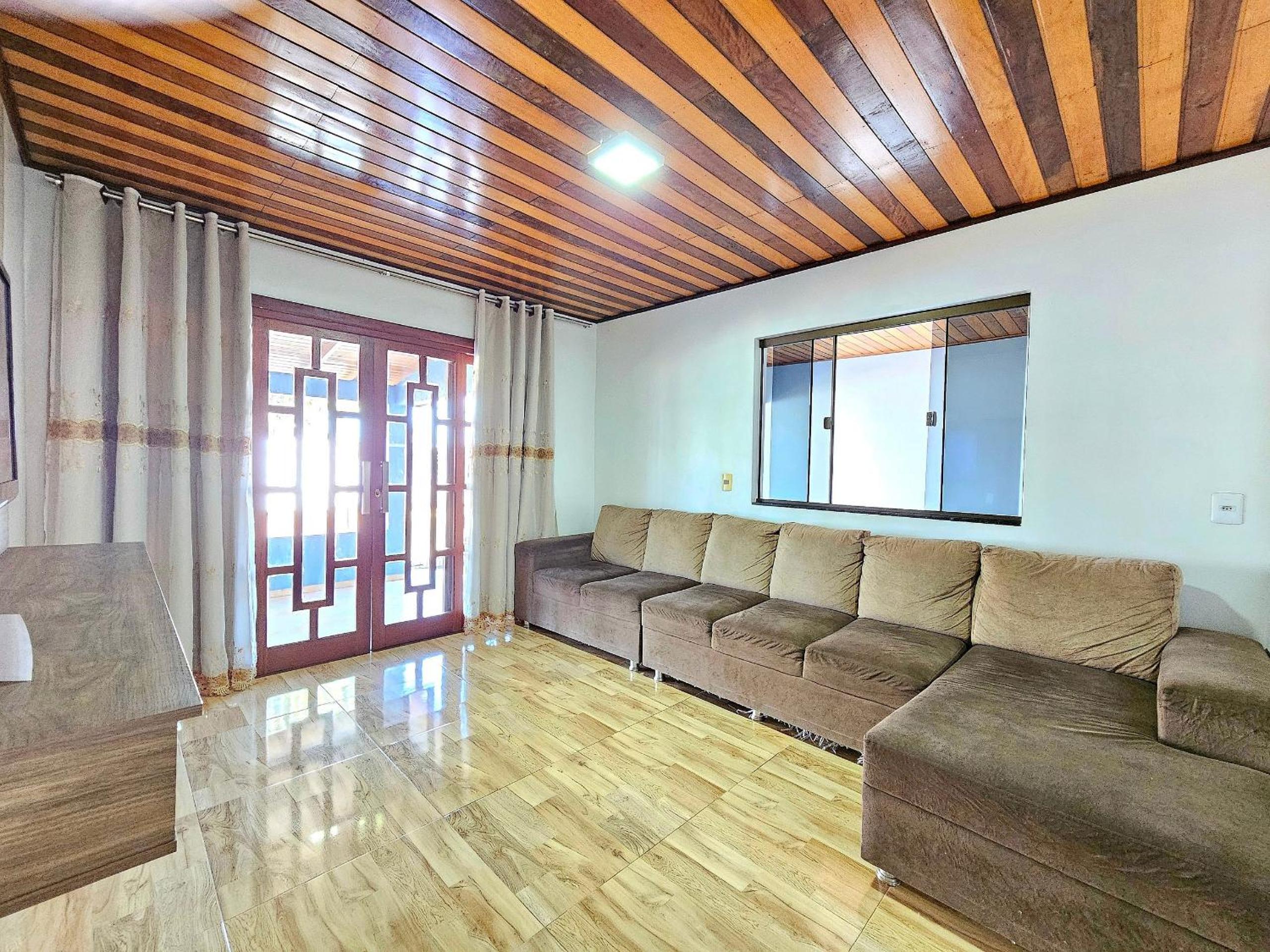 Casa Familiar Espaço Amplo com churrasqueira