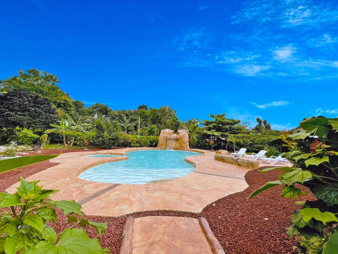 Hotel Cabinas La Catarata - Image 1