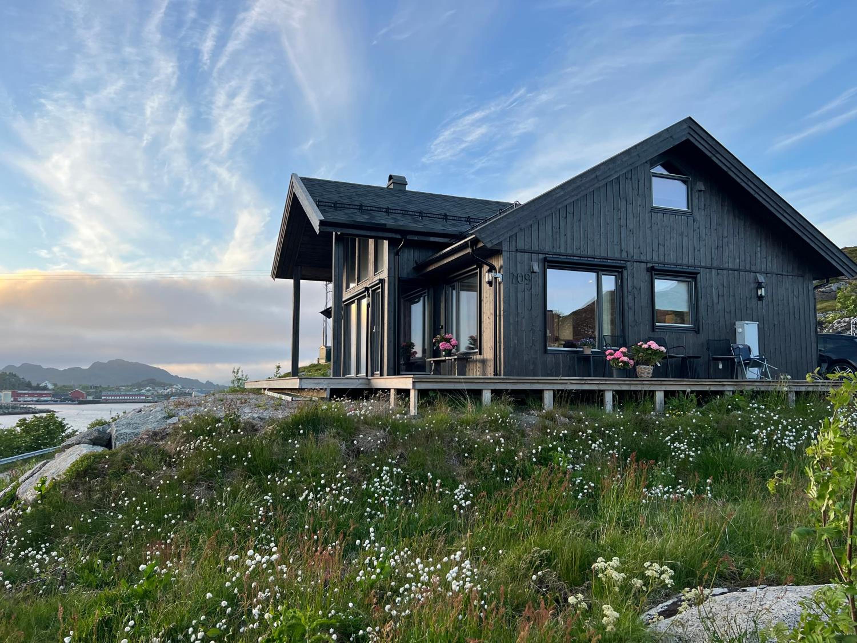 Oceanfront Cabin in Lofoten with Panoramic View view 3