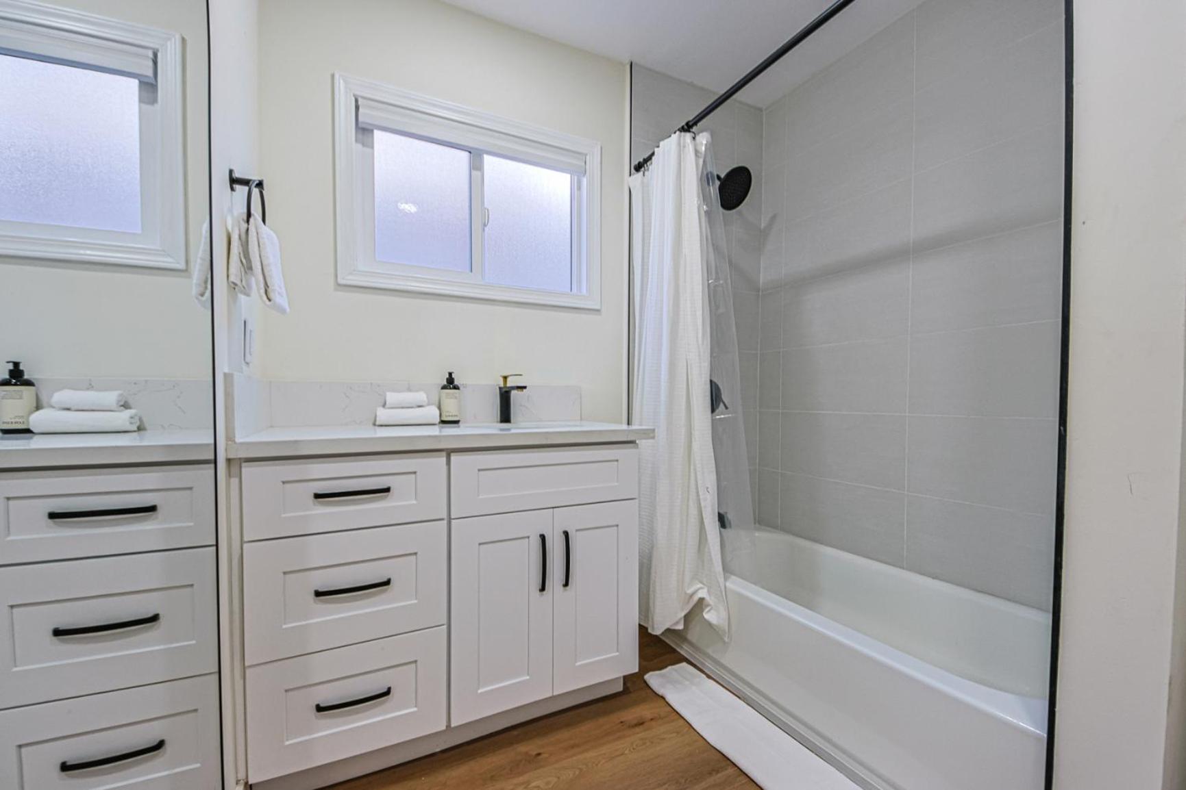 Urban Retreat Room in Shared Apartment Near USC