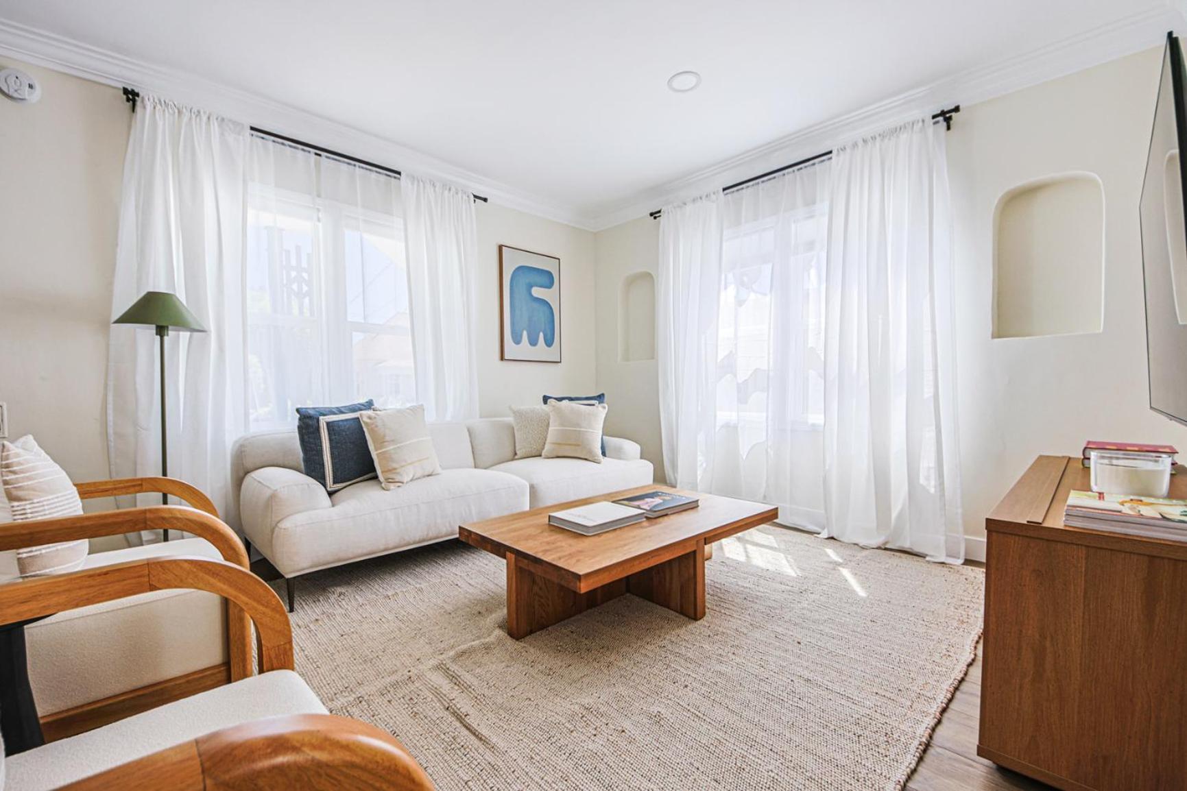 Urban Retreat Room in Shared Apartment Near USC