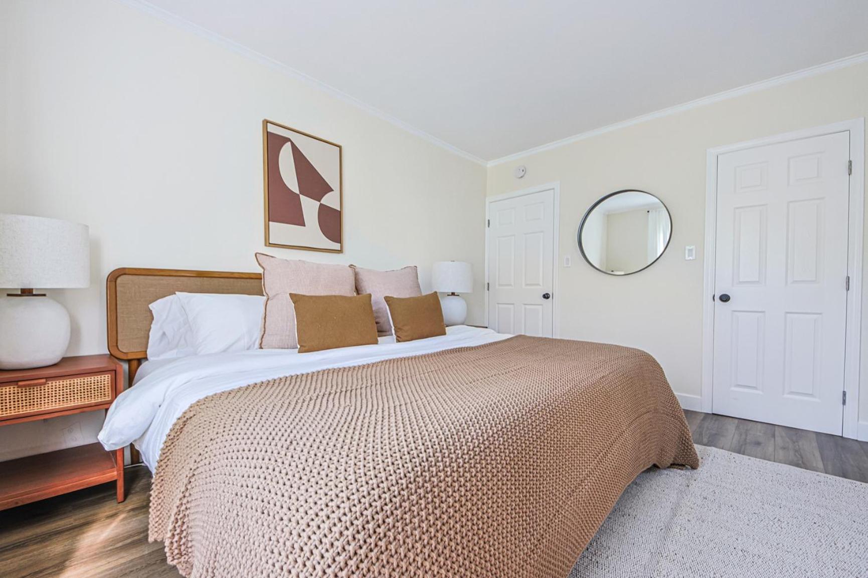 Urban Retreat Room in Shared Apartment Near USC