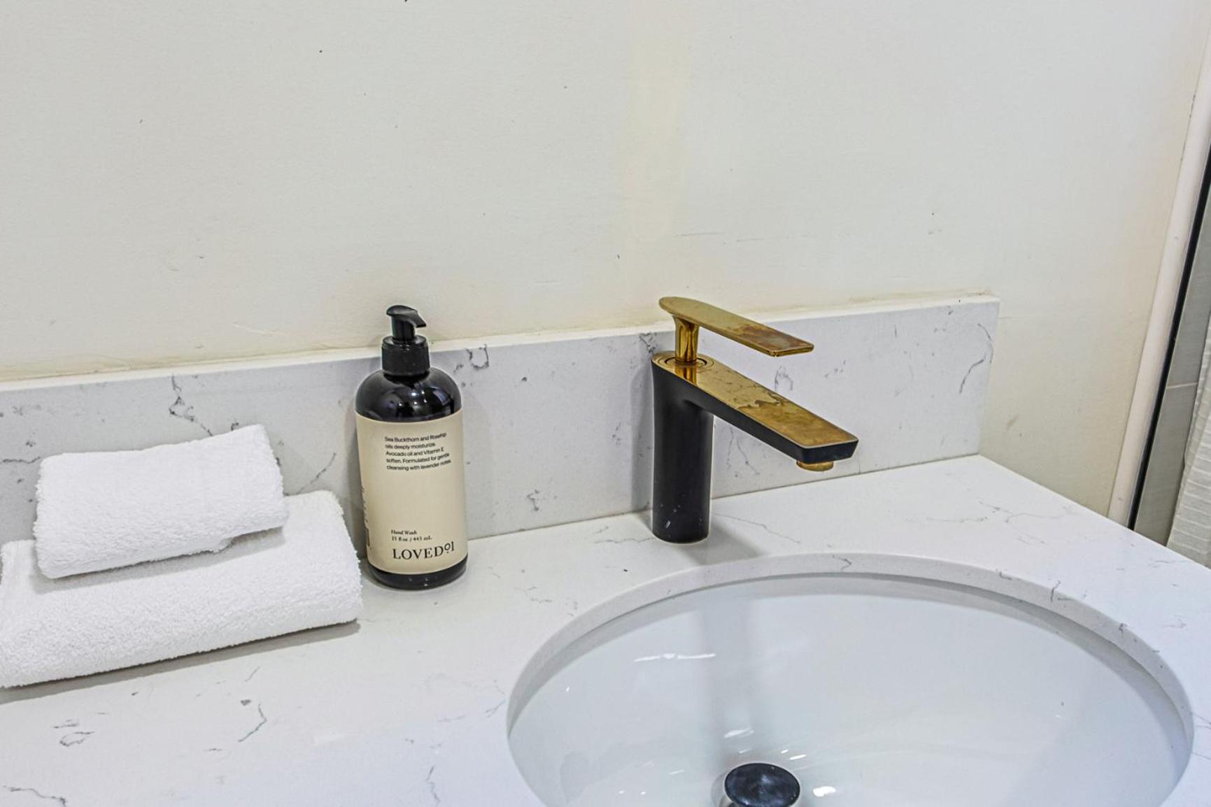 Urban Retreat Room in Shared Apartment Near USC
