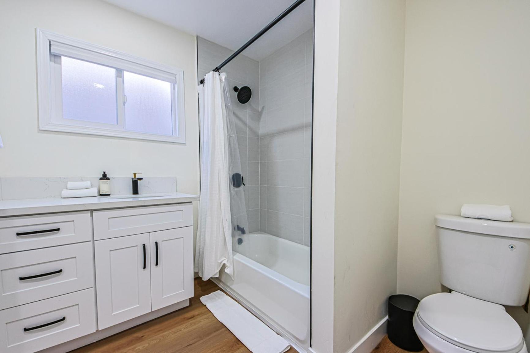 Urban Retreat Room in Shared Apartment Near USC
