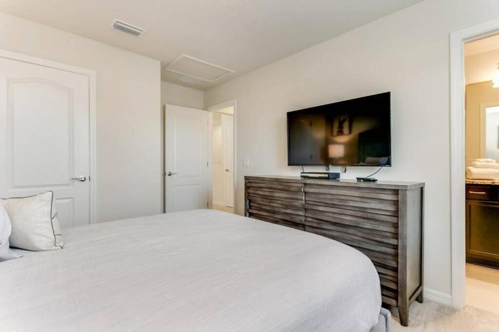 Dream Vacation 5 Star 8 Miles from Disney Area8877