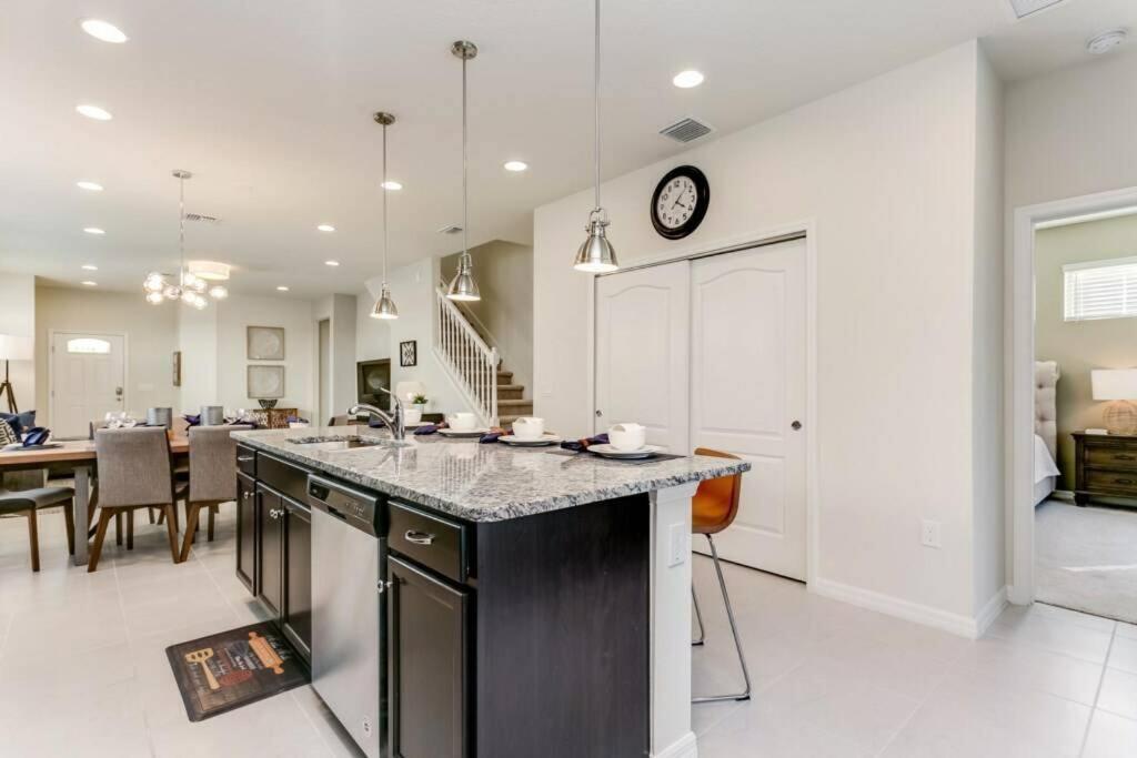 Dluxx Dream Vacation 8 miles from Disney 8877