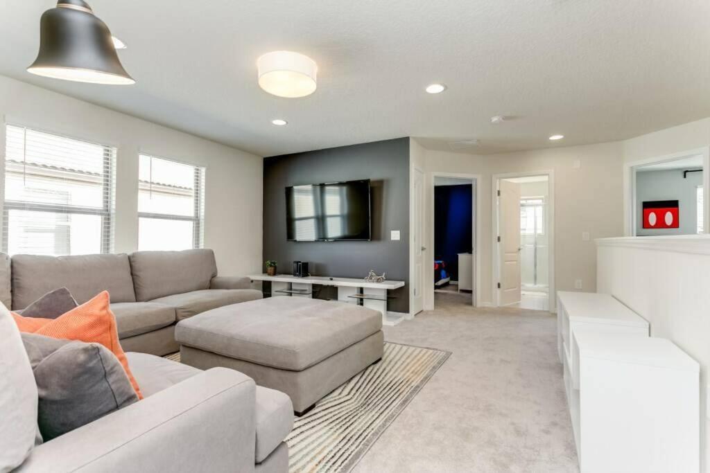 Dluxx Dream Vacation 8 miles from Disney 8877