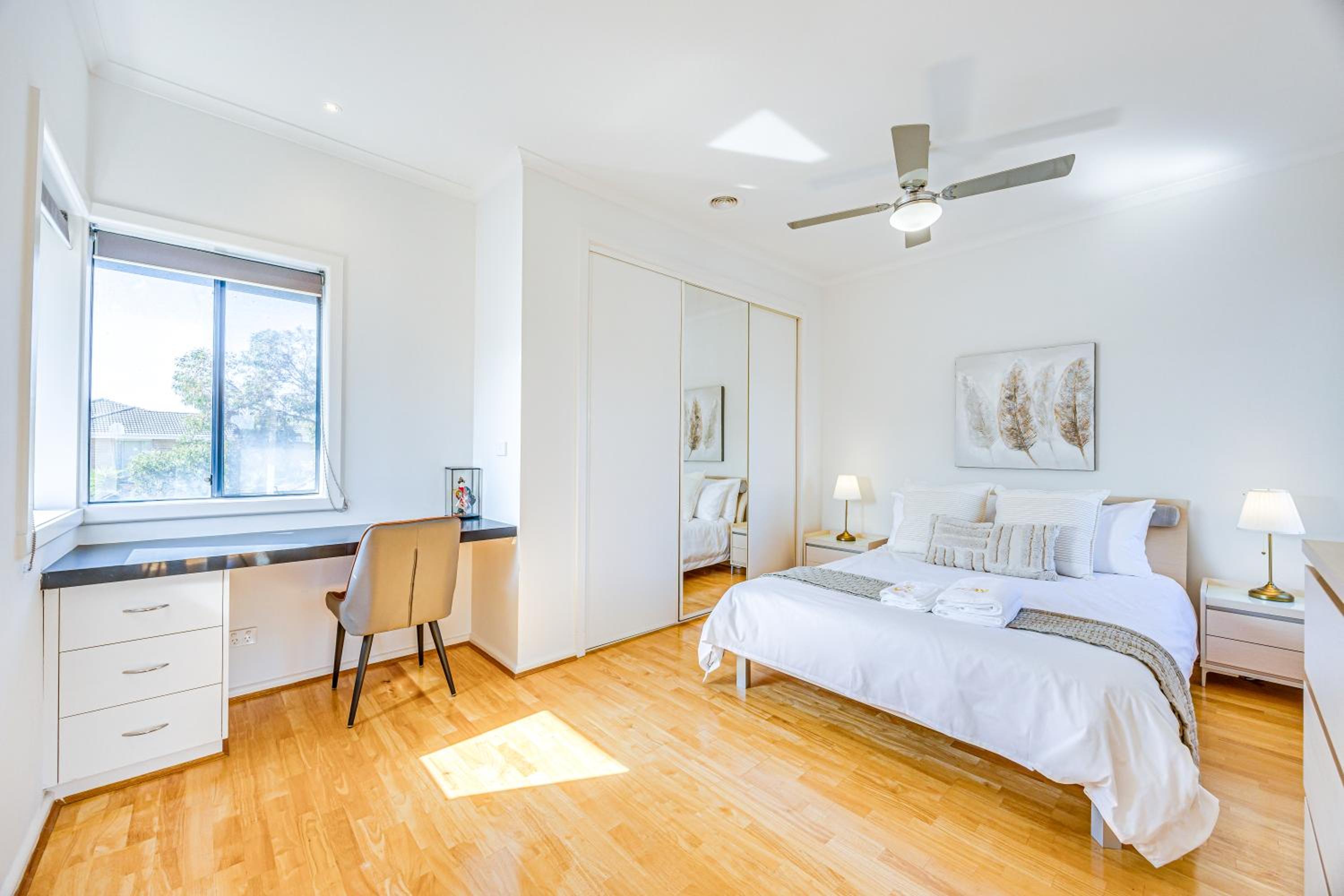 StayAU 6BR Deluxe Lakeview House Point Cook