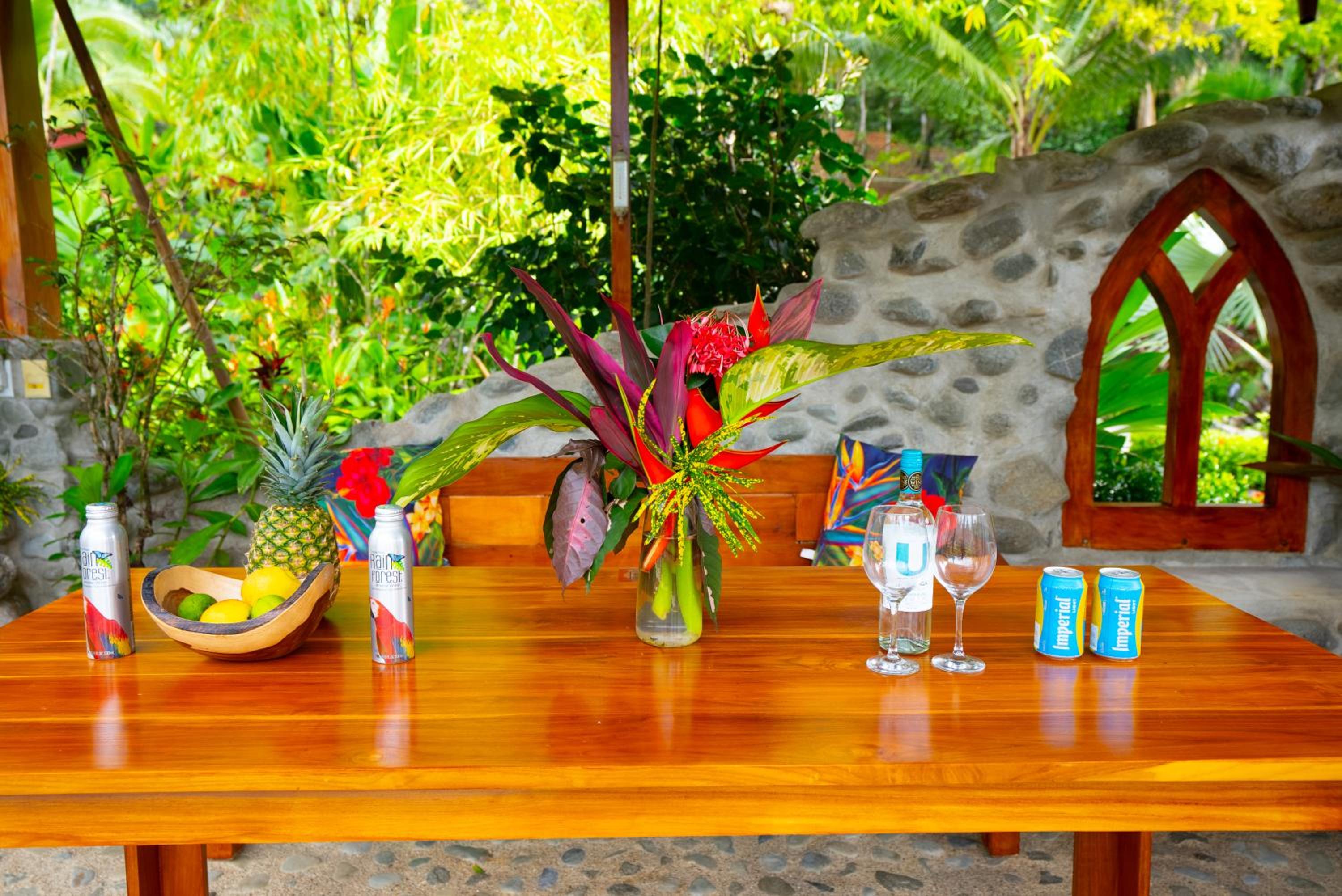 La Rana Deluxe Villa - Riverfront With A Pool