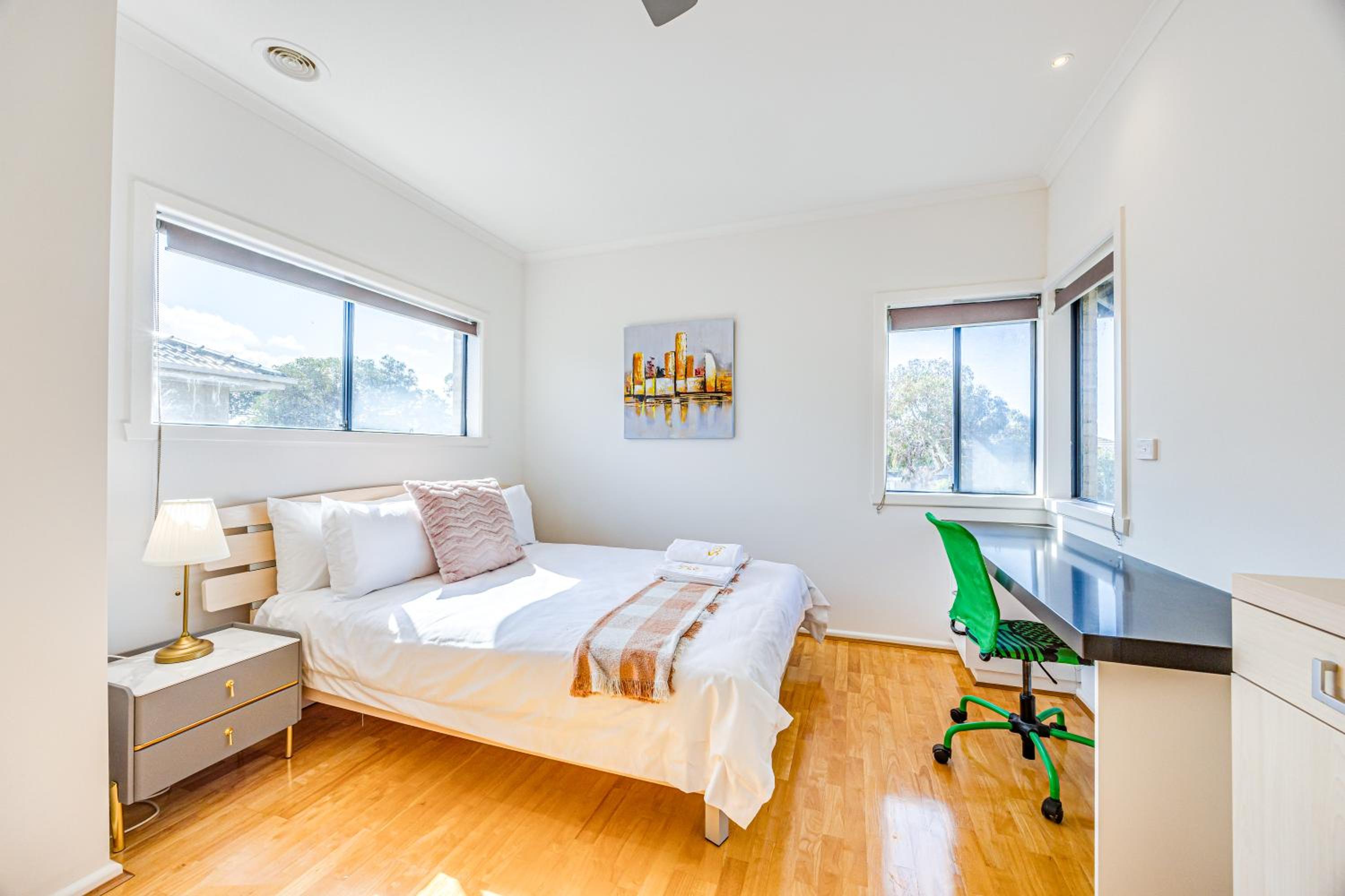 StayAU 6BR Deluxe Lakeview House Point Cook