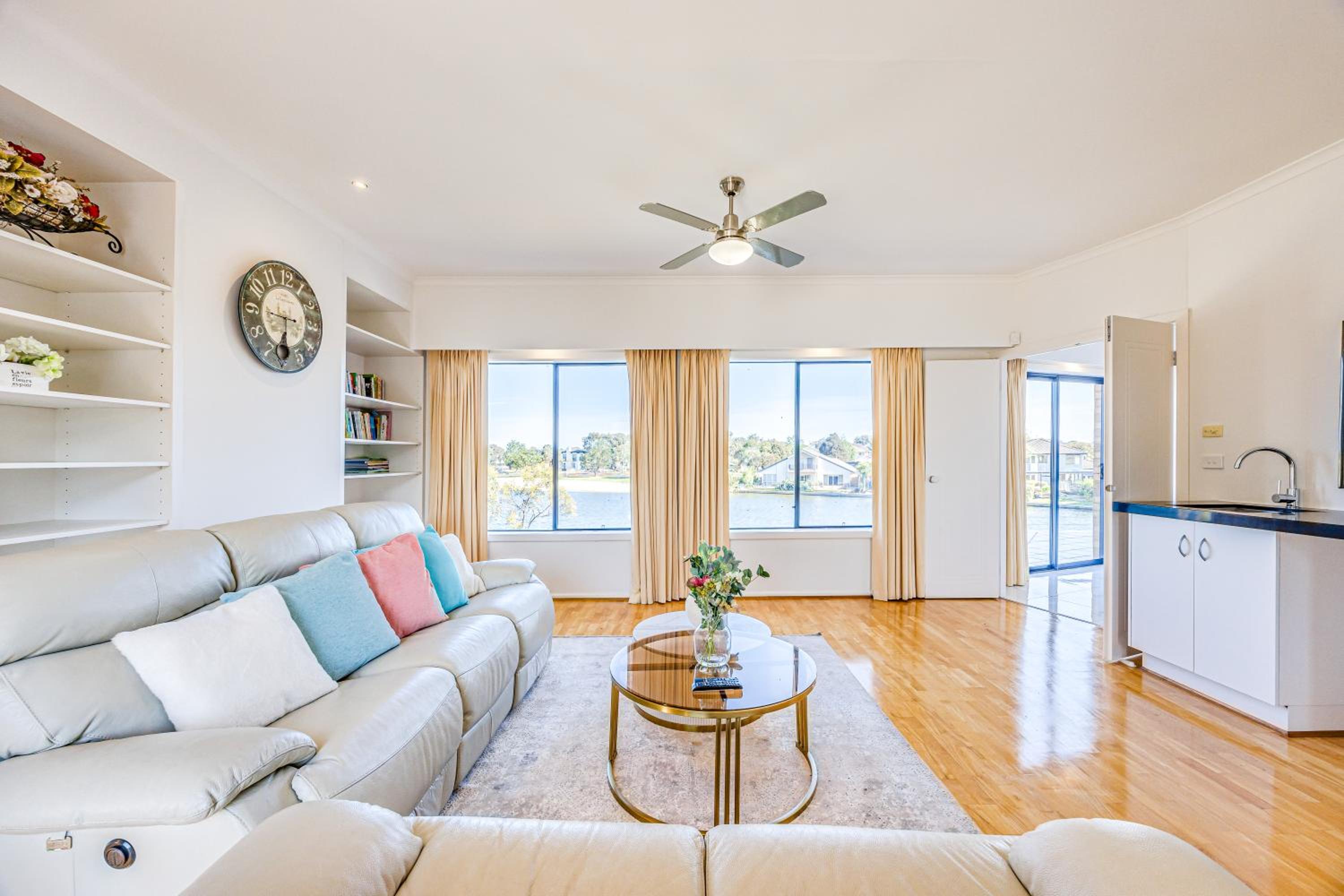 StayAU 6BR Deluxe Lakeview House Point Cook