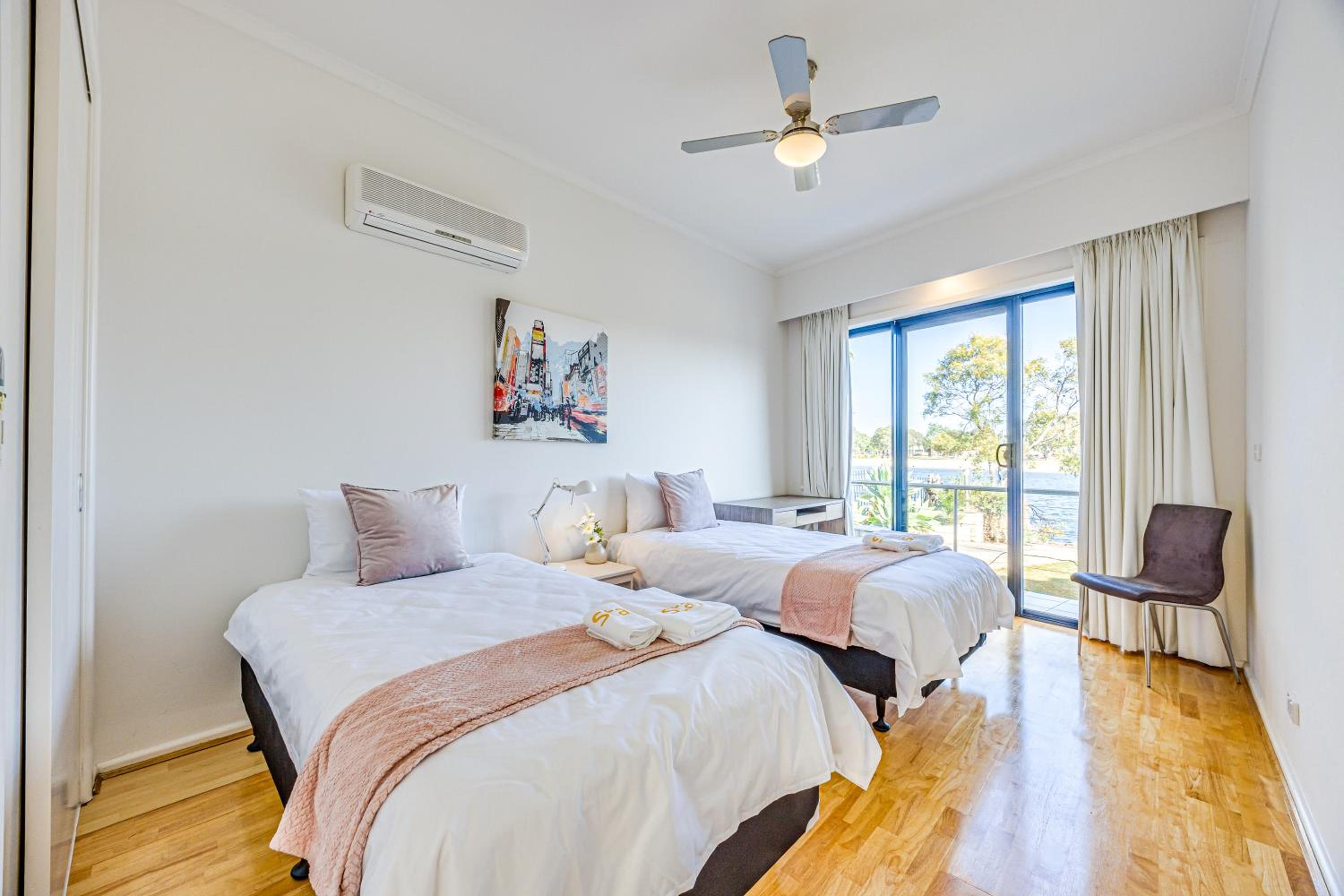 StayAU 6BR Deluxe Lakeview House Point Cook